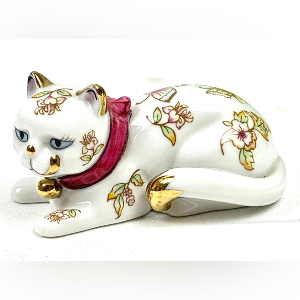 Satsuma Franklin Mint Porcelain Cat figurine 1986 Curio Cabinet Cat Collection